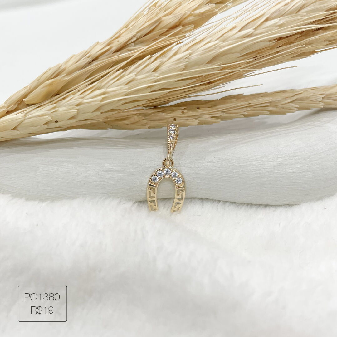 Pingente Ferradura Cravejada Cristal Dourado